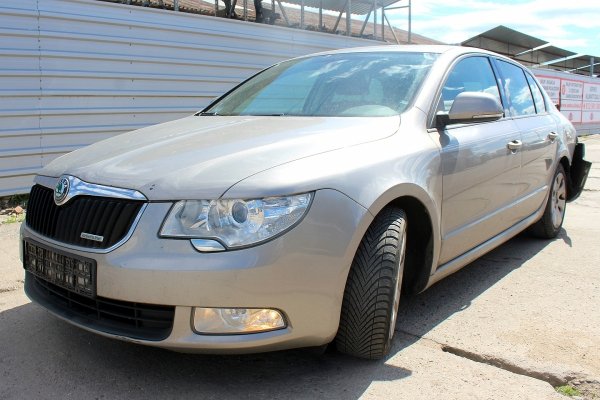 Szyba drzwi przód prawa Skoda Superb 3T 2011 1.6TDI CAYC Liftback