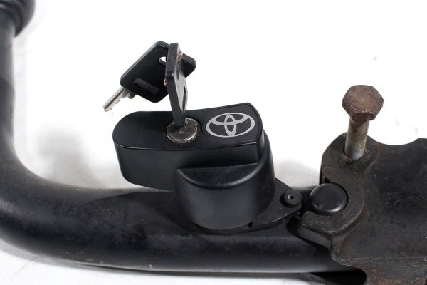 _Hak holowniczy Toyota Avensis T25 2003-2008 2.2D-CAT