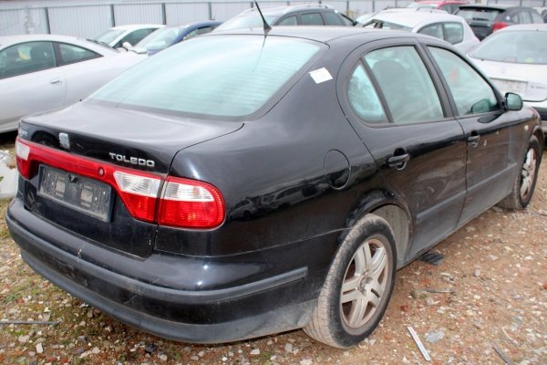 Pas przód + chłodnice Seat Toledo II 2003 1.6i BCB Sedan 