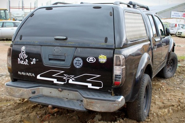 Zwrotnica przód lewa Nissan Navara D40 2007 2.5DCI YD25 Pickup 