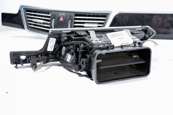 Listwa konsoli + kratki nawiewu Mercedes E-klasa W212 2011 Kombi 
