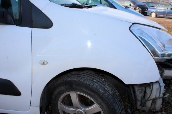 Błotnik przód prawy Citroen Berlingo ii 2008 (kod lakieru: EWP)