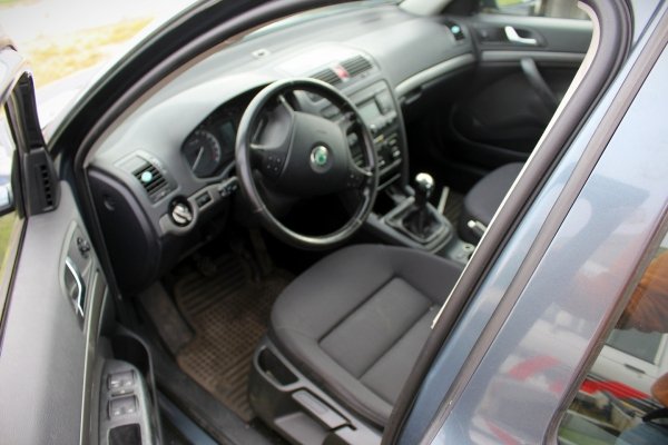 Zwrotnica przód prawa Skoda Octavia II 1Z 2004 1.6FSI BLF Liftback