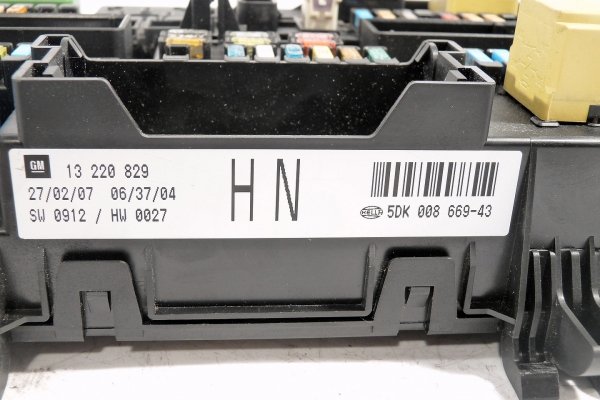 Skrzynka bezpieczników moduł BSI Opel Zafira B 2007 1.9CDTI Z19DTL 