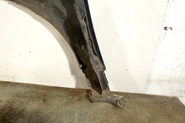 Błotnik przód prawy Nissan Primera P12 2003 (Kod lakieru: Z11) 
