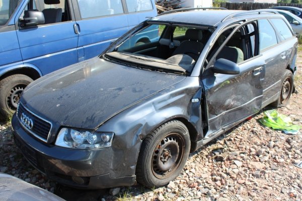 Pas Przód (z chłodnicą) Audi A4 B6 2004 1.9TDI Kombi