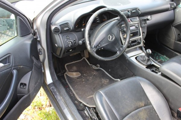 Klapa Bagażnika Tył Mercedes C-klasa W203 2001 2.0i Kompressor Sportcoupe (goła klapa bez osprzętu)