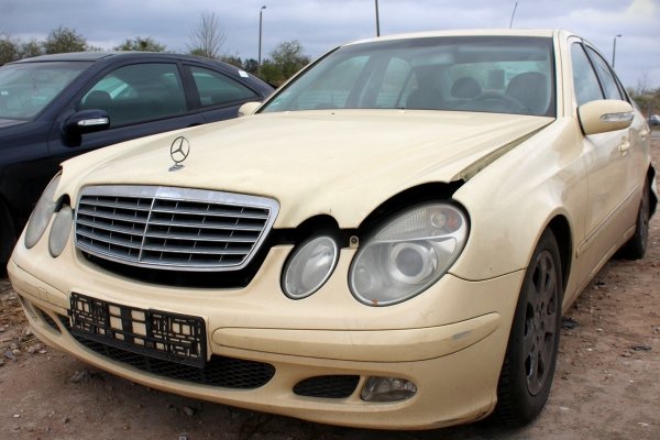 Zwrotnica przód prawa Mercedes E-klasa W211 2002 Sedan 