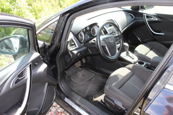 Zamek drzwi przód prawy Opel Astra J 2011 Kombi