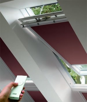 VELUX DML Premium INTEGRA® Elektro-Verdunkelungsrollo für VELUX Dachfenster, Pick&amp;Click ®-Systems, dreilagigen Oeko-Tex®-Stoff _ house-4u.de