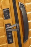 Bagaż posiada zamek szyfrowy z systemem TSA oraz miejsce na grawer. Bagaż posiada górny i boczny uchwyt