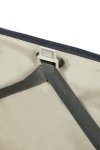 Bagaż wewnątrz posiada jedną dużą komore do pakowania i mniejszą w klapie z materiałową przekładką zapinaną na suwak, bagaż posiada pasy krzyżowe do spięcia zawartości walizki
