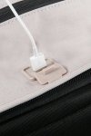 Plecak posiada wbudowany port USB wraz z kablem wewnątzr plecaka oraz miejsce na powerbank