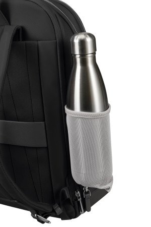 Plecak ma wyciąganą siatkę na butelkę 