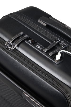 Bagaż ma zamek mszyfrowy z systemem TSA oraz wbudowany port USB. Wewnątrz jest miejsce na powerbank