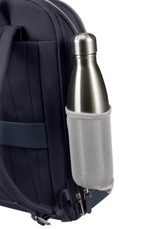 Plecak ma wyciąganą siatkę na butelkę 