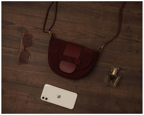 Bordowa skórzana listonoszka torebka damska na ramię zamszowa plener