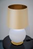  Lampa stołowa lampka nocna klasyczna uniwersalna duża biała kula szklana mosiądz beżowy abażur satyna HAMILTON 8544 Argon
