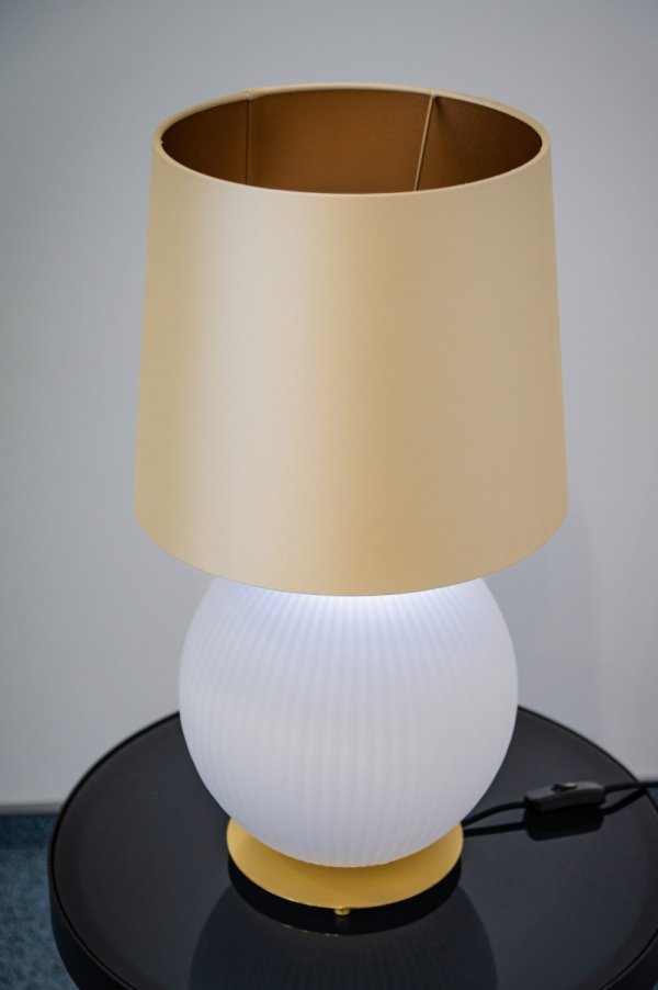  Lampa stołowa lampka nocna klasyczna uniwersalna duża biała kula szklana mosiądz beżowy abażur satyna HAMILTON 8544 Argon