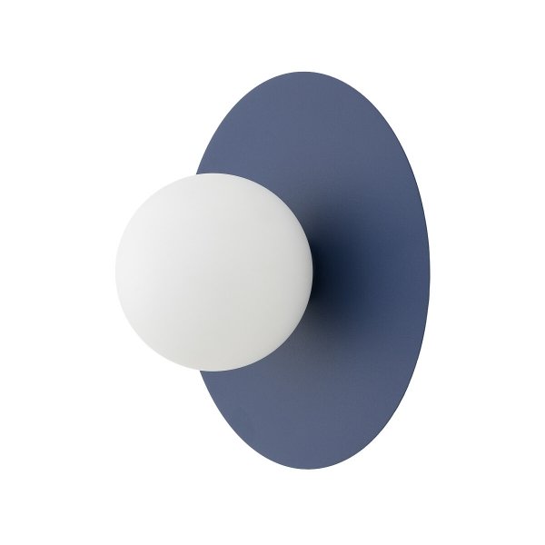Nowoczesny kinkiet w formie gładkiego, okrągłego dysku w kolorze ciemnego granatu (navy blue). Lampa zamontowana na ścianie, zza której wydobywa się subtelne światło, tworząc jasną poświatę wokół krawędzi oprawy. Minimalistyczna, stalowa konstrukcja o mat