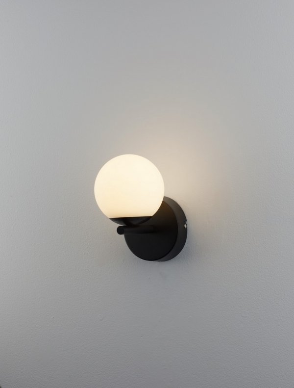 Dekoracyjny czarny kinkiet szklana biała kula ABALA LE43310 Luces Exclusivas 