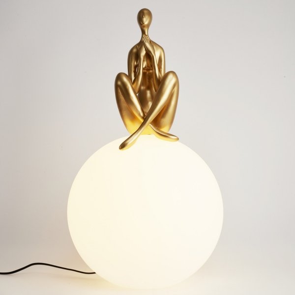Designerska lampa stołowa dekoracyjna ozdobna kobieca sylwetka złota szklana kula WOMAN ST-6022-C gold Step Into Design