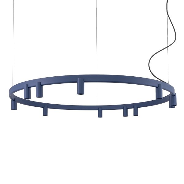 Ekskluzywna granatowa lampa wisząca w kształcie ringu FOURTY ROUND LED XI, świecąca ciepłym strumieniem światła nad aksamitną sofą w nowoczesnym salonie.