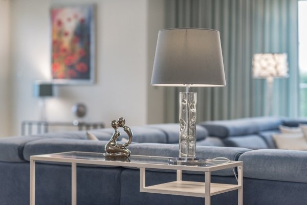 Lampa stołowa lampka nocna designerska nowoczesna przezroczyste szkło chrom niebieski abażur welur 3,6kg NANCY 3844 Argon