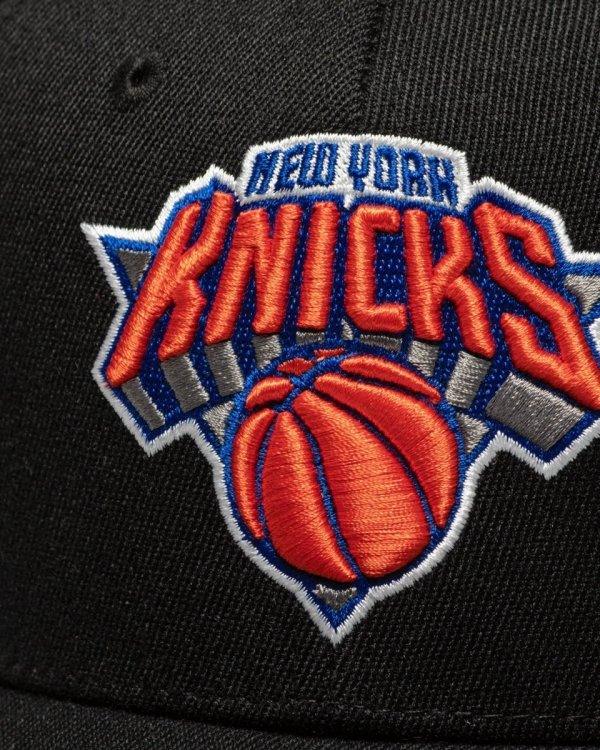Mitchell &amp; Ness czapka z daszkiem NBA New York Knicks Team Logo High Crown 6 Panel Classic Red Snapback HHSSINTL102-NYKYYPPPBLCK