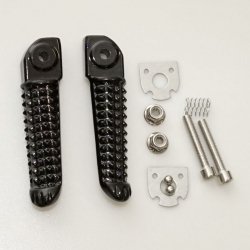BIKETEC PARTS ZESTAW PODNÓŻKÓW (PODNÓŻKI) PASAŻERA KOMPLETNY Z MOCOWANIAMI YAMAHA YZF R1 02-11, YZF R6 03-11 KOLOR CZARNY