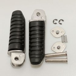 BIKETEC PARTS ZESTAW PODNÓŻKÓW (PODNÓŻKI) PASAŻERA KOMPLETNY Z MOCOWANIAMI SUZUKI GSF/GSX 400 91-97, GSF 600/1200 96-00, GSXR 11