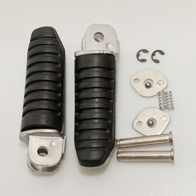 BIKETEC PARTS ZESTAW PODNÓŻKÓW (PODNÓŻKI) PASAŻERA KOMPLETNY Z MOCOWANIAMI SUZUKI GSF/GSX 400 91-97, GSF 600/1200 96-00, GSXR 11