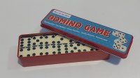 Domino w metalowym pudełku