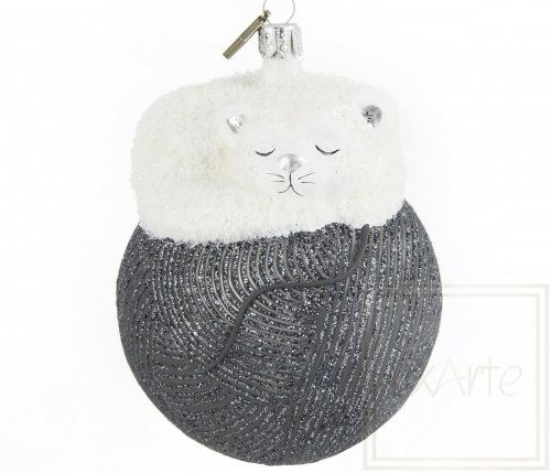 Weihnachtsbaumschmuck Katze 11cm – Auf grauem Knäuel