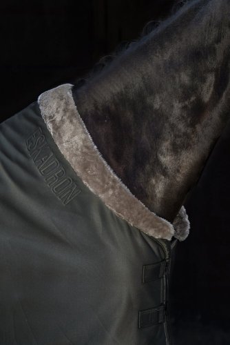 Derka osuszająca JERSEY FAUXFUR Essence 2022 - Eskadron - darkolive