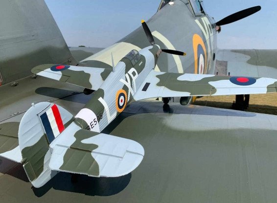 Hawker Hurricane Mk IIB 750mm (30&quot;)  z 6 osiowym żyroskopem ORX Flight Stabilizer ARF