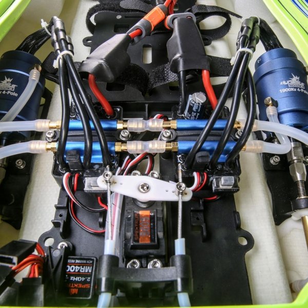 Proboat Miss GEICO Zelos 36 Twin Brushless Catamaran RTR