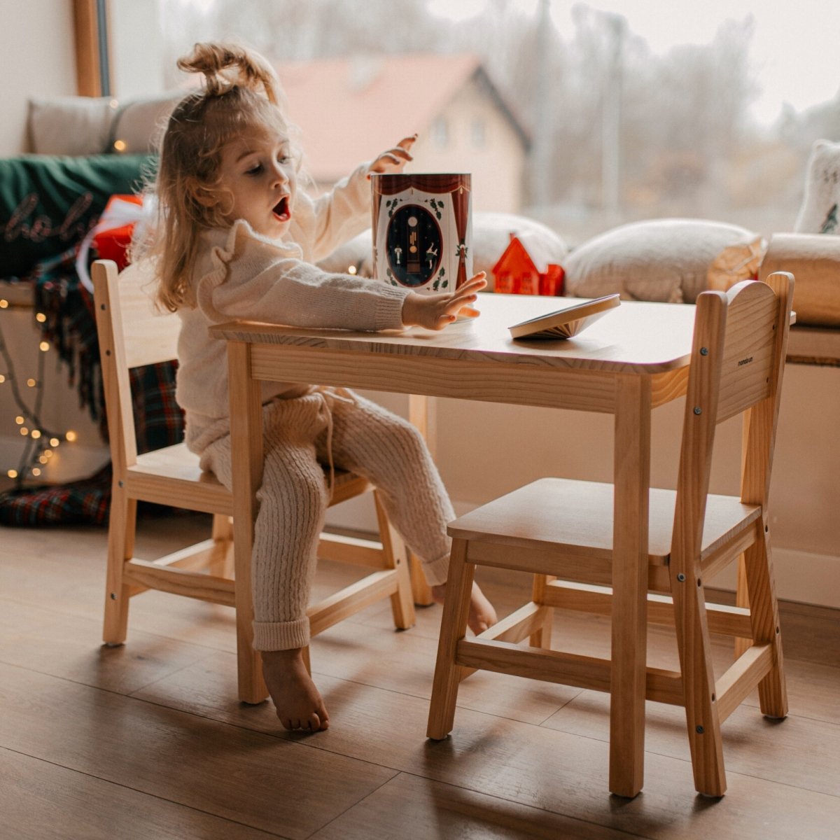 Drewniany stolik i 2 krzesełka - zestaw dla dzieci