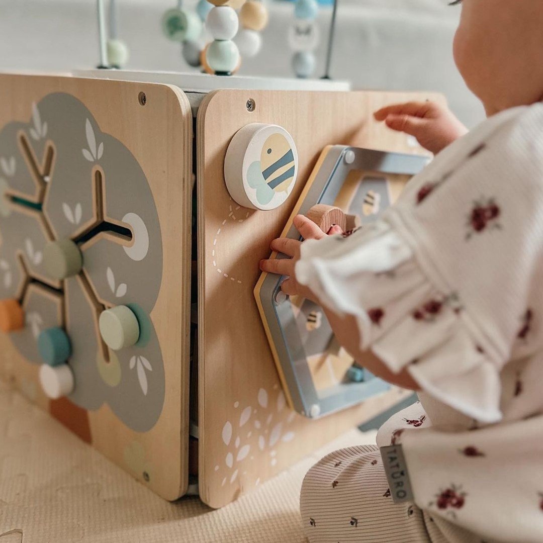 Duża drewniana kostka aktywności z pętlą - Montessori