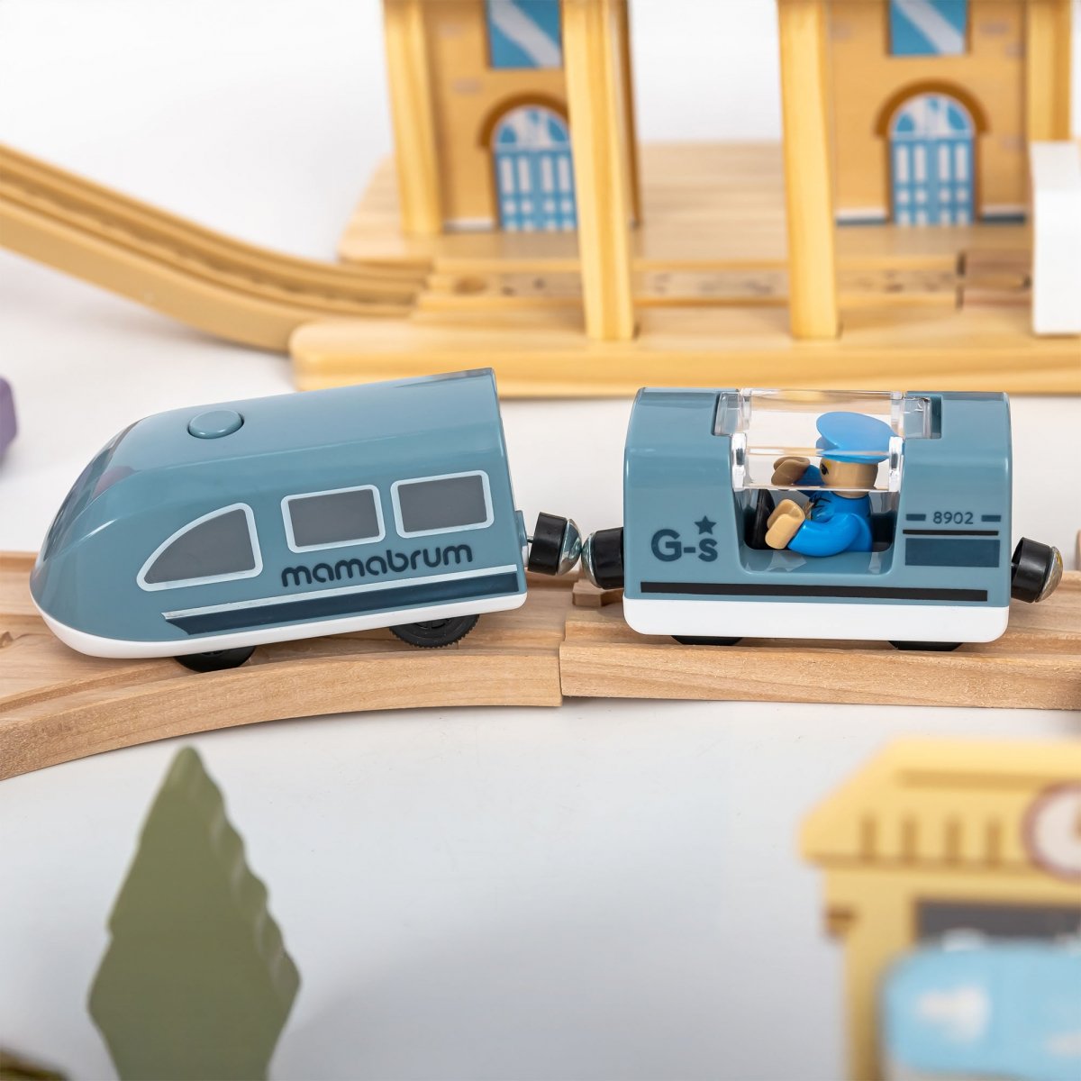 Drewniana kolejka miejska z elektrycznym pociągiem - ruchomy dźwig, statek, mosty