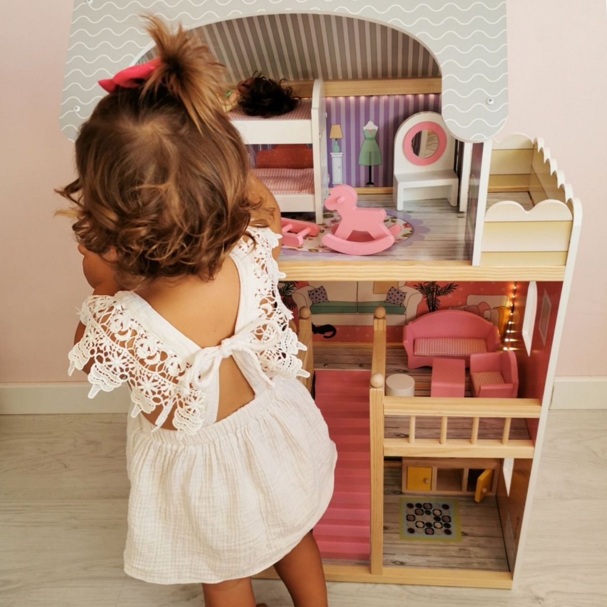 Duży drewniany 3-piętrowy domek dla lalek z tarasem, zestawem mebli i oświetleniem LED!
