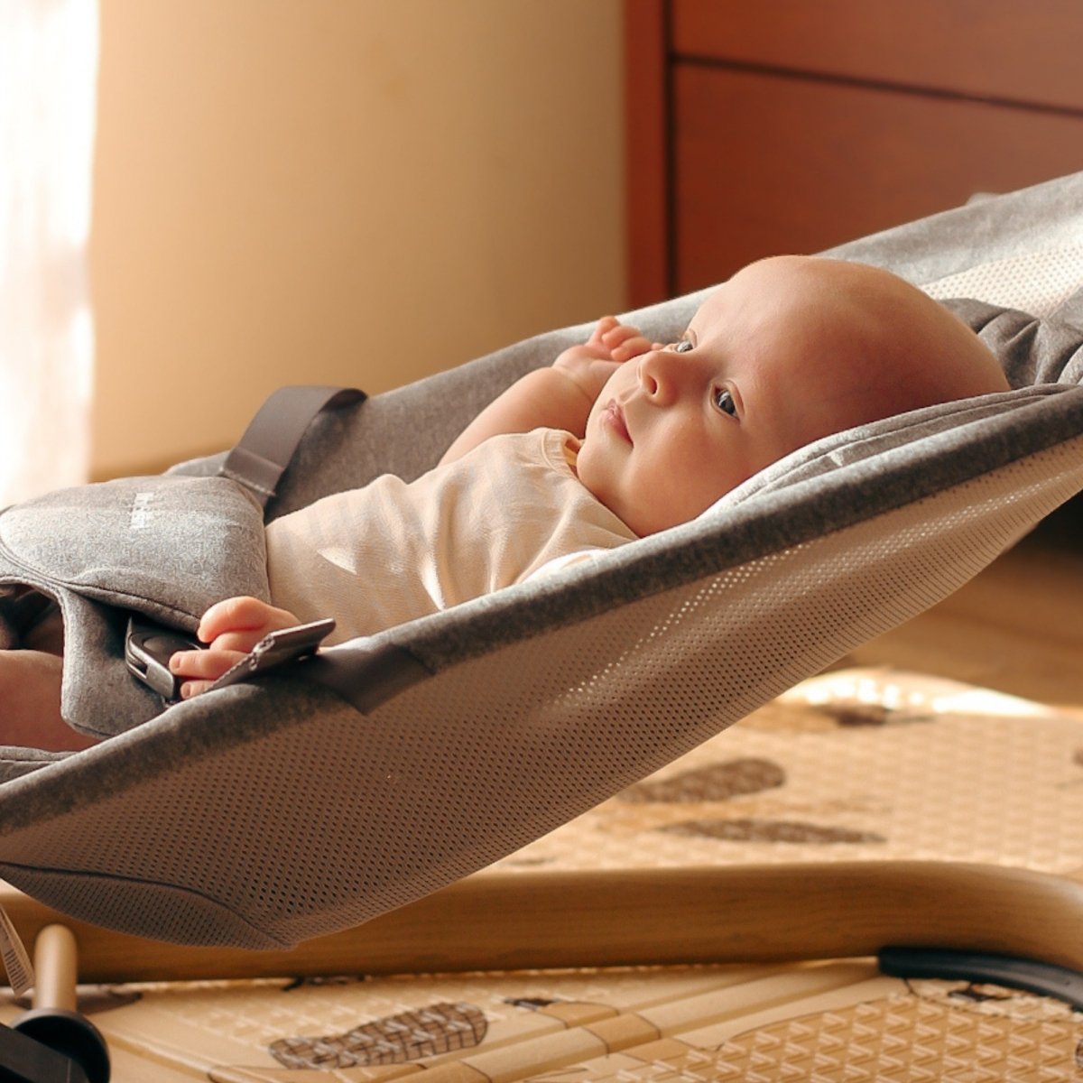 Leżaczek bujaczek 2w1 z wkładką Moby-System LILY – szary