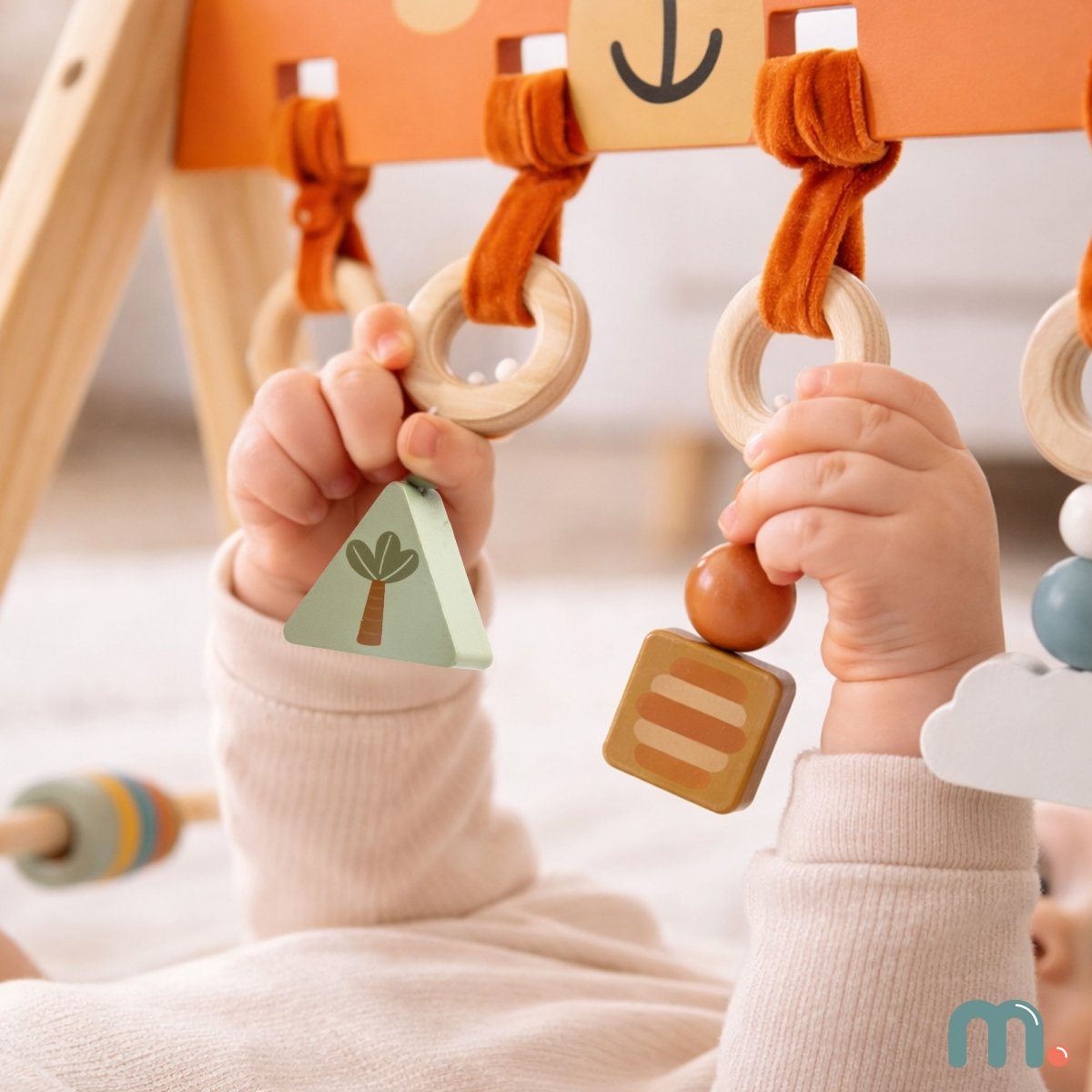 Drewniany stojak edukacyjny dla niemowląt – Baby Gym z motywem misia