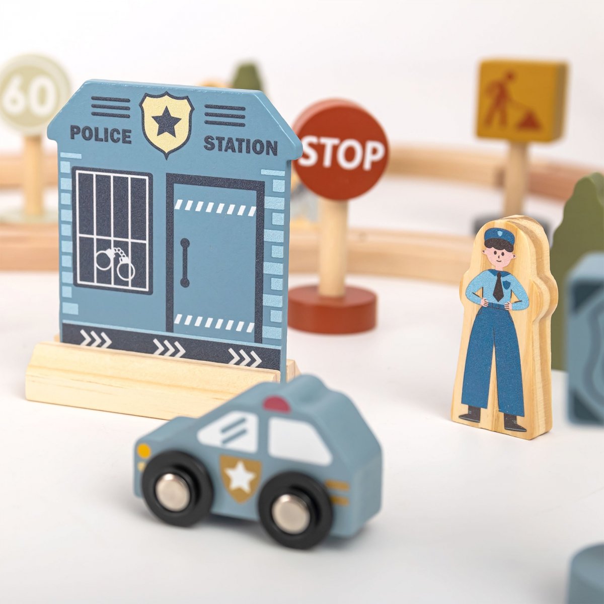 Drewniana kolejka miejska z elektrycznym pociągiem - ruchomy dźwig, statek, mosty