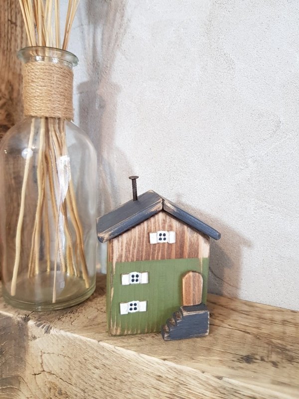Zestaw drewnianych domków orzech/zielony małe