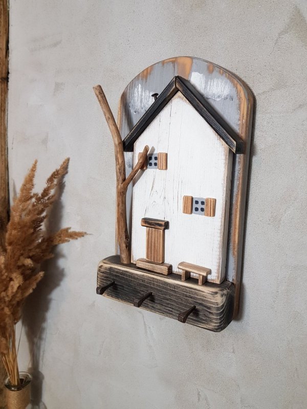 Drewniany wieszak na klucze domek z drzewem biały
