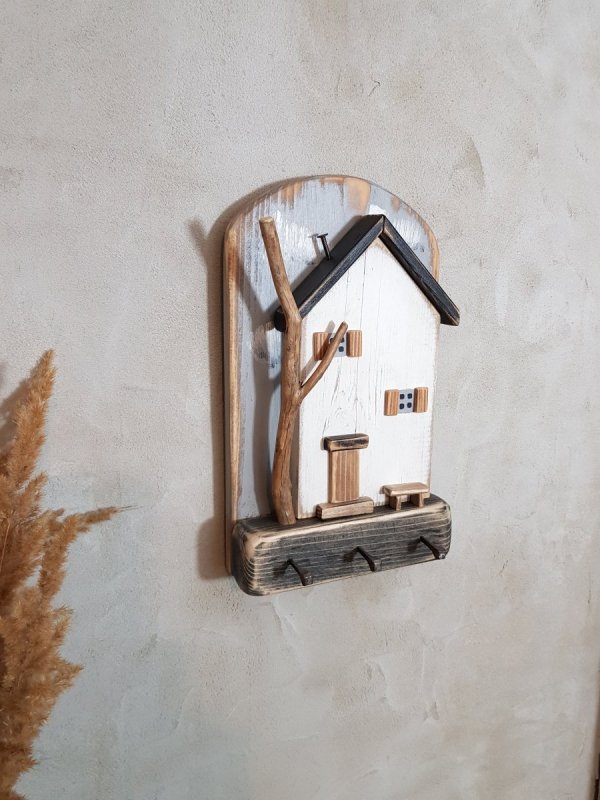 Drewniany wieszak na klucze domek z drzewem biały