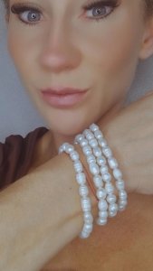 3486 Bransoletka naturalne perły białe na gumce jubilerskiej 