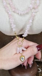 1930j Naszyjnik naturalny kamień kwarc różowy 73cm stal chirurgiczna 