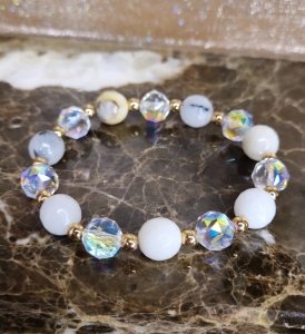 842L Bransoletka naturalny kamień biały agat na gumce jubilerskiej